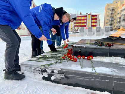 Салехардские активисты «Молодой Гвардии Единой России» и Центр молодежи почтили память солдат, освободивших Ленинград от фашистской блокады, и раздали хлеб жителям города