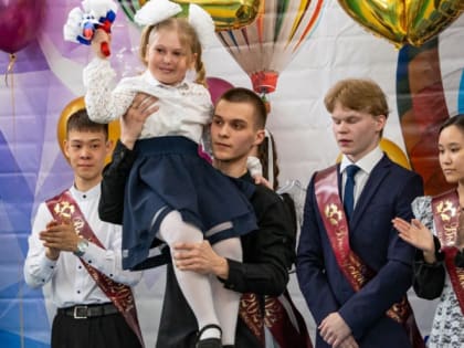 Звонок во взрослую жизнь: ямальские выпускники прощаются со школой