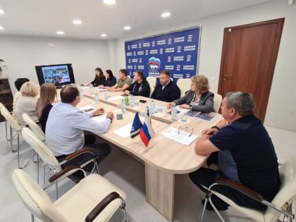 «Городская среда»: В Ноябрьске партийцы обсудили с жителями города создание новых общественных пространств