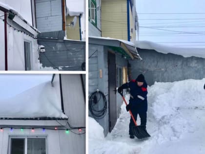 Депутаты Губкинского помогли многодетной семье очистить частный двор от снега