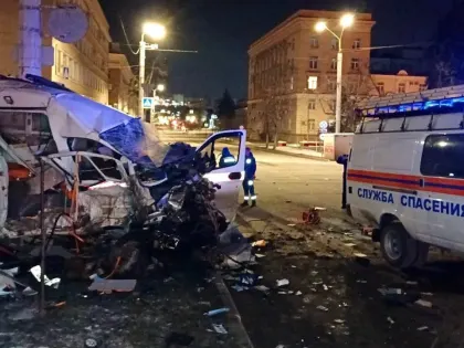 В Белгороде BMW впечатал в стену машину скорой помощи, погибли два фельдшера