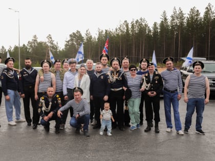 В Ноябрьске день ВМФ отметили автопробегом и возложением цветов