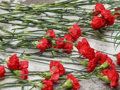 Гладков почтил память жертв обстрела Киевом Белгорода в 2023 году. В Ноябрьске открыли мемориальную табличку погибшему в зоне СВО бойцу