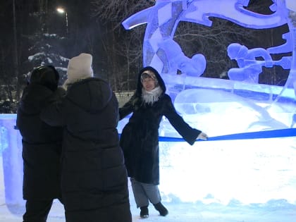Парк уникальных ледовых скульптур открыт на берегу реки