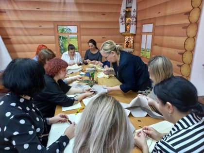 Партийцы Нового Уренгоя провели мастер-класс по вышивке на полотенцах и мыловарению для семей мобилизованных