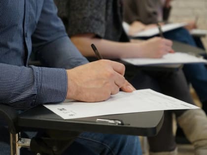 Активисты «Единой России» Губкинского приняли участие в акции «Тотальный диктант»