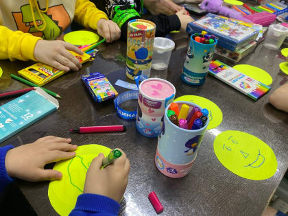 Губкинские молодогвардейцы подарили детям с ОВЗ наборы для творчества в честь Дня улыбки