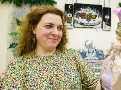 Полет фантазии и рук творенья. В Ноябрьске открылась выставка авторских кукол и игрушек