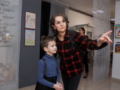 В Ноябрьске прошла выставка детских рисунков в честь Дня матери