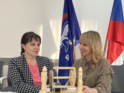 Пуровские единороссы приобрели электрическую прялку мастерицам для изготовления тёплых вещей солдатам на передовой