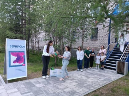 Молодогвардейцы Лабытнанги организовали выставку картин «Вернисаж»