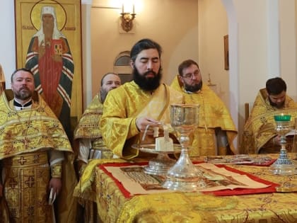 Божественная литургия в храме Серафима Саровского