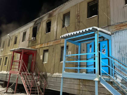 В Тазовском пожарные спасли 5 человек из горящего здания