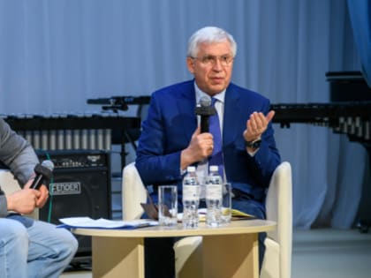 Развитие Ноябрьска и Ямала, дипломатия, спецоперация. Какие еще вопросы обсудил Александр Мажаров с горожанами