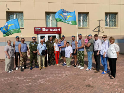 Губкинские единороссы поздравили десантников с праздником