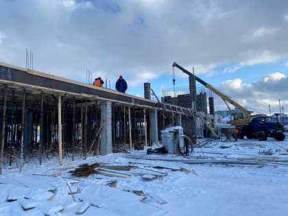 В Губкинском возводят каркас здания Ледового дворца