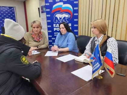 Единороссы оказали комплексную соцподдержку семье жительницы Муравленко