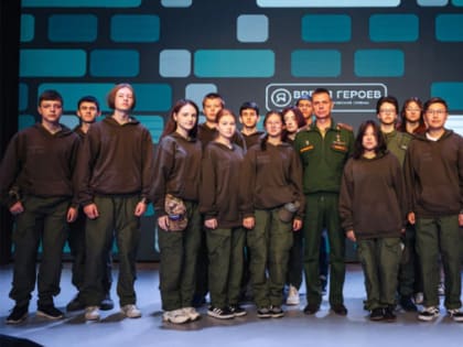 Герой России Сергей Воронин рассказал юным ноябрянам, почему важно всегда быть готовым защитить Родину