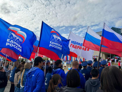 Ямальские единороссы присоединились к празднованию Дня флага России