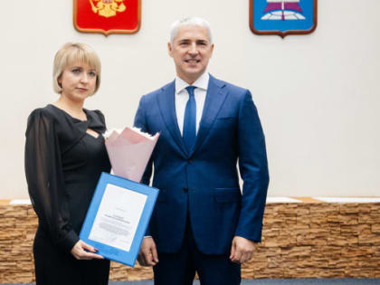 Награды педагогам Ноябрьска в честь профессиональных праздников