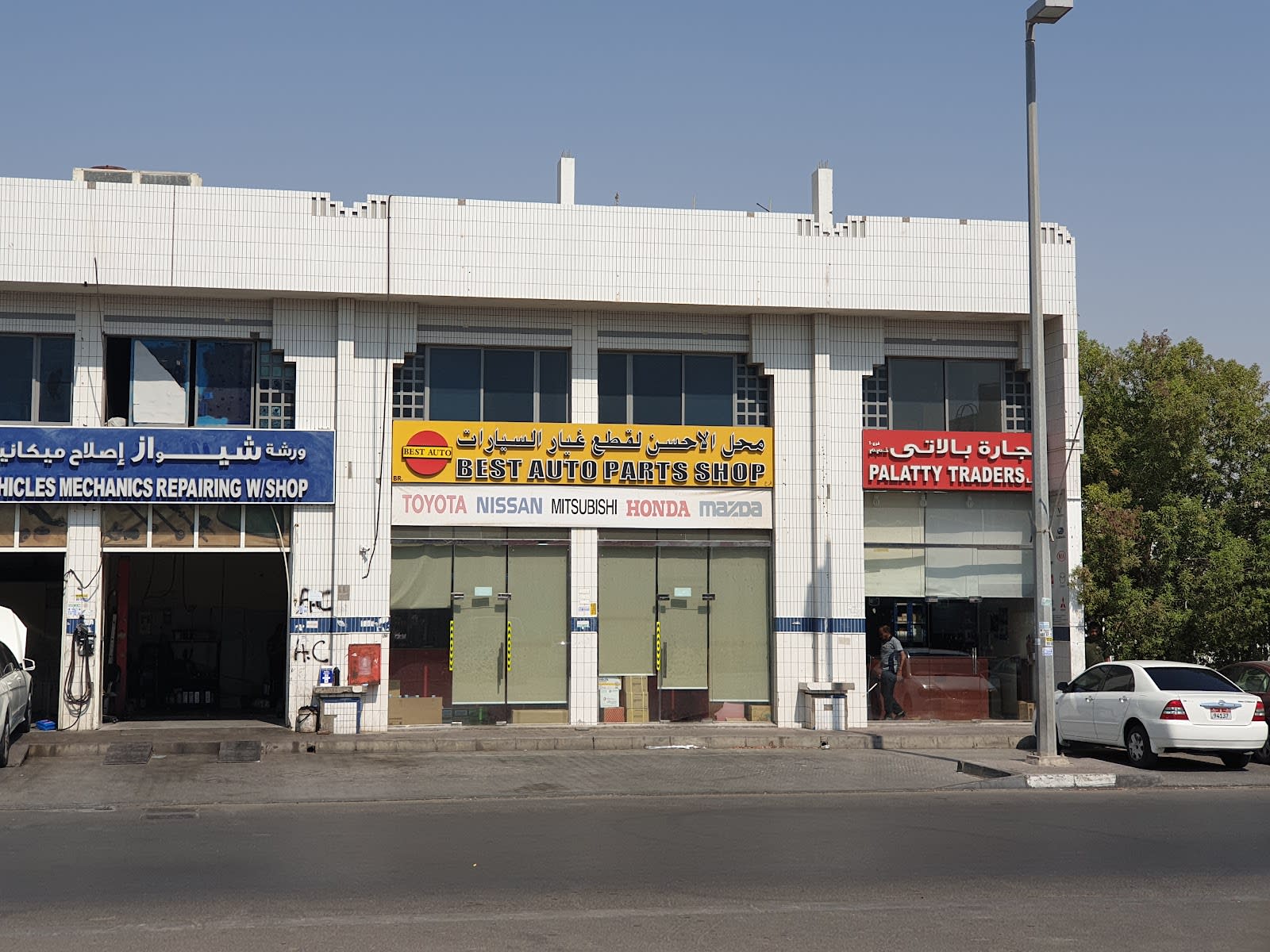 lHsn lqTaa lGyr — Auto parts market in Abu Dhabi