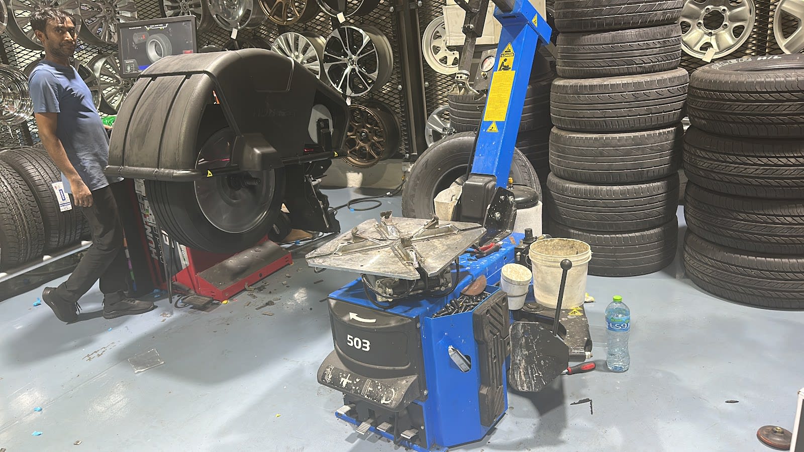 Mobile Car Fixer - Roadside Tyre Assistance — Car repair and maintenance service in Dubai