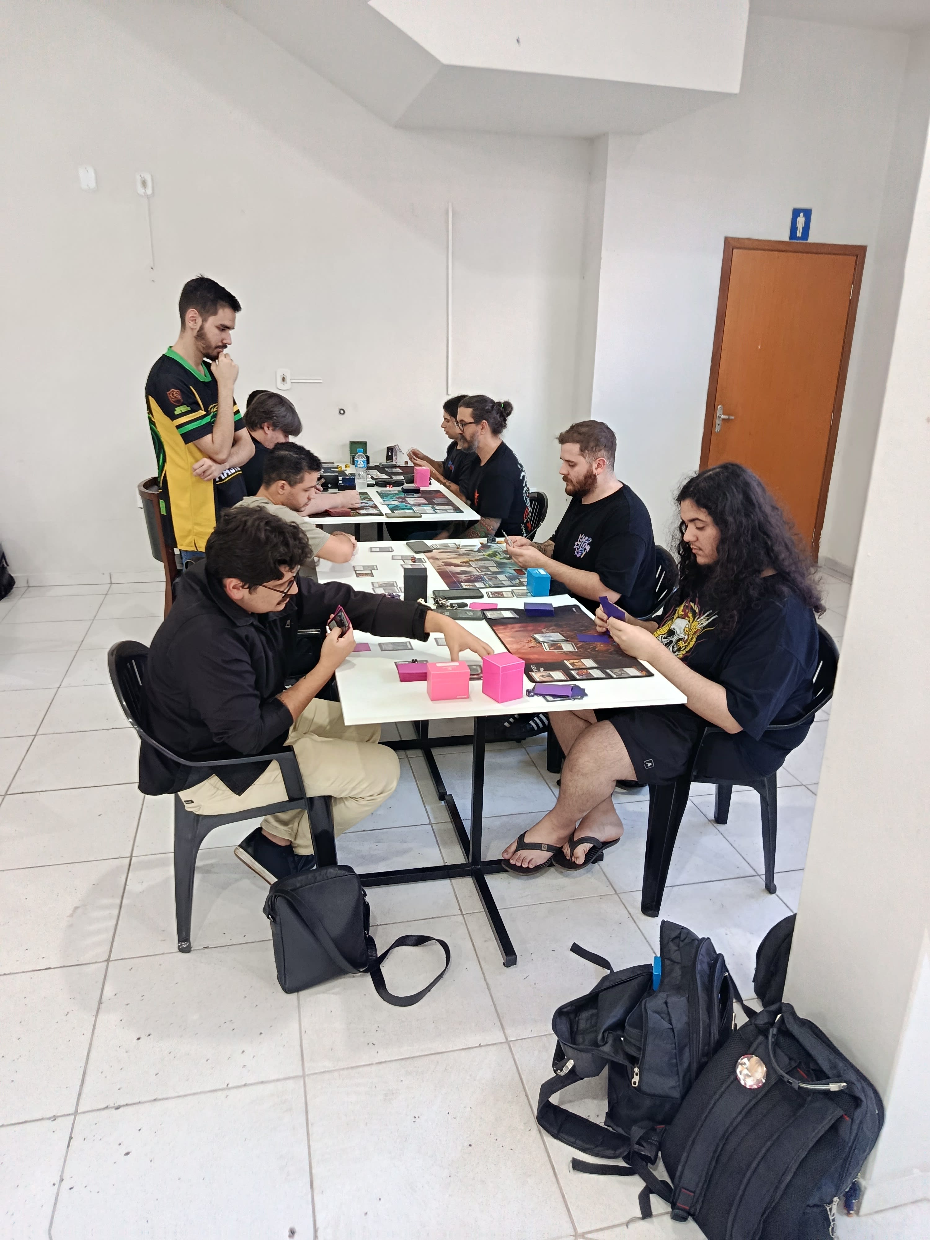 Mesa com jogadores durante o evento Silver Age de Flesh and Blood em Cianorte — foto 2