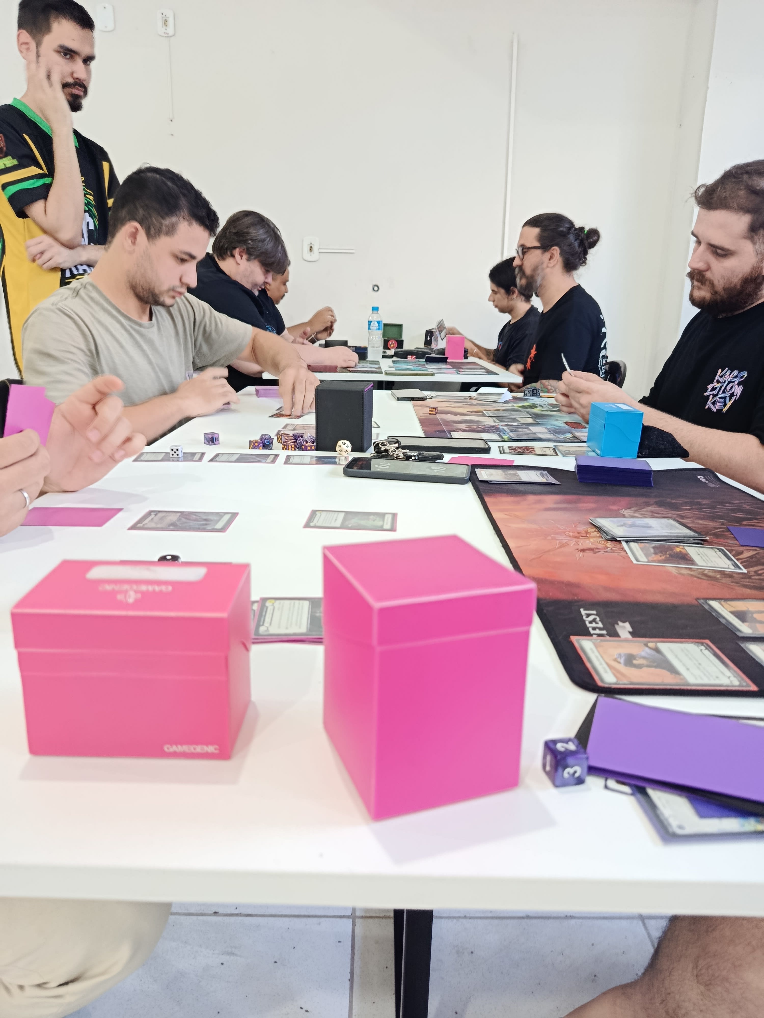 Jogadores reunidos no evento Silver Age de Flesh and Blood no Bazar do Weezing em Cianorte
