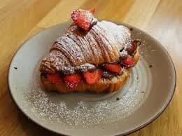 Croissant con Nutella y fruta