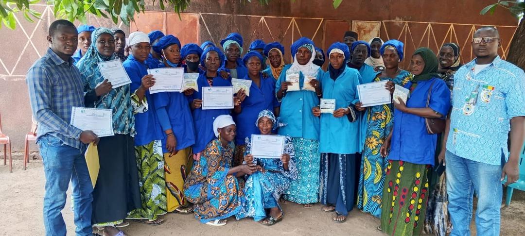 Remise d'attestation aux femmes participantes de la formation sur la transformation agroalimentaire