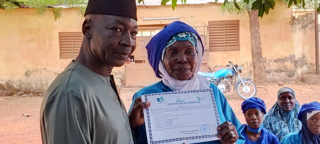 la remise des attestation aux participantes