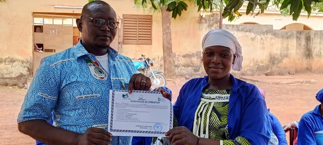 la remise des attestation aux participantes