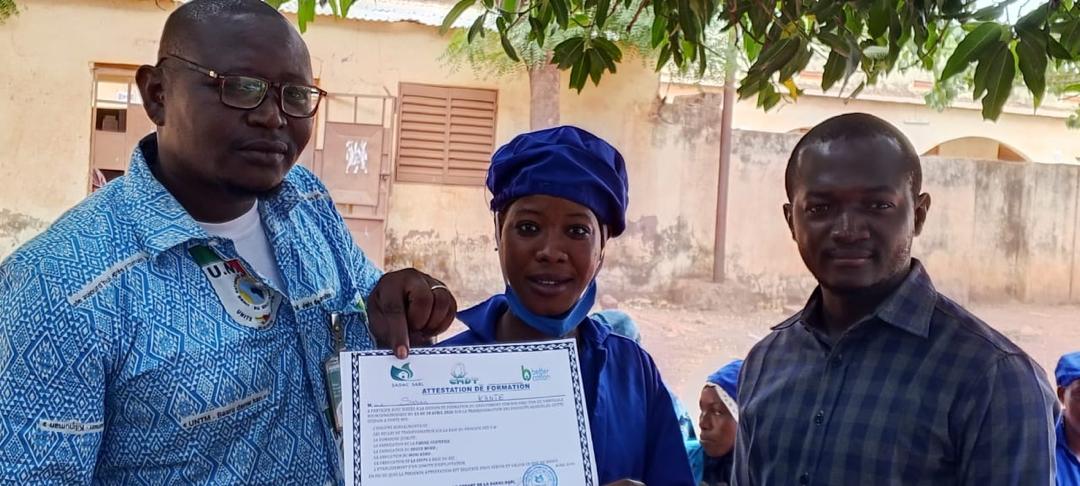 la remise des attestation aux participantes