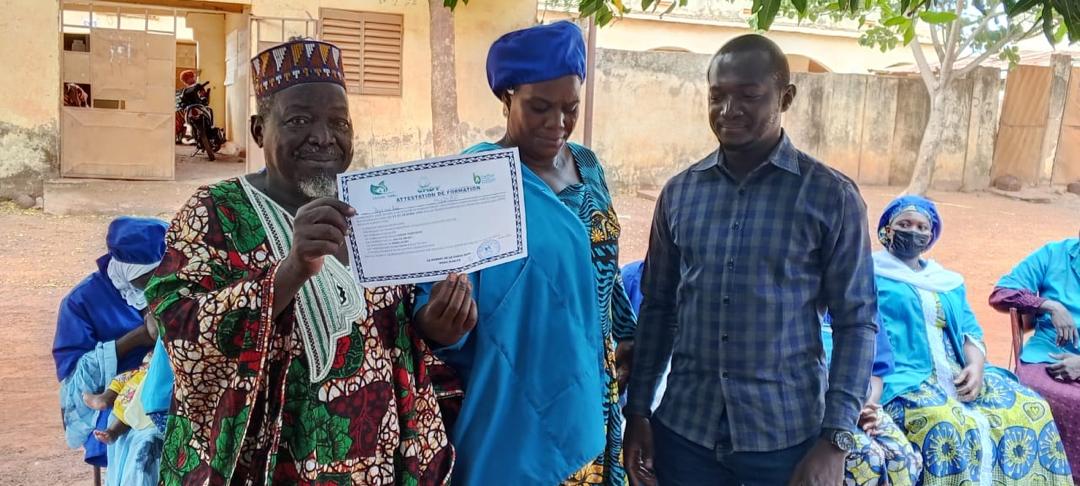 la remise des attestation aux participantes