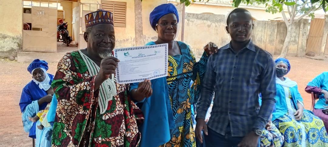 la remise des attestation aux participantes