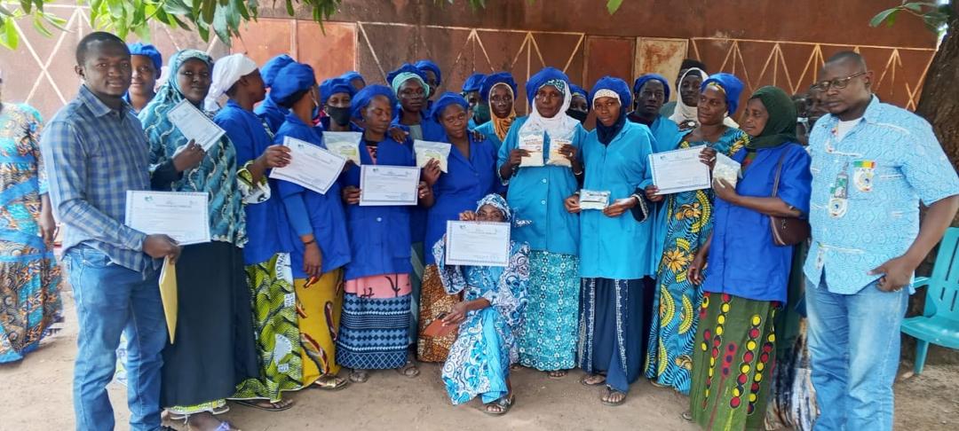 la remise des attestation aux participantes