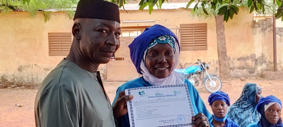 la remise des attestation aux participantes