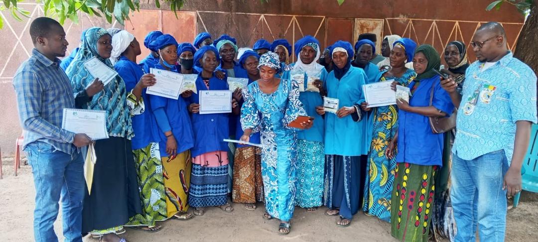 la remise des attestation aux participantes