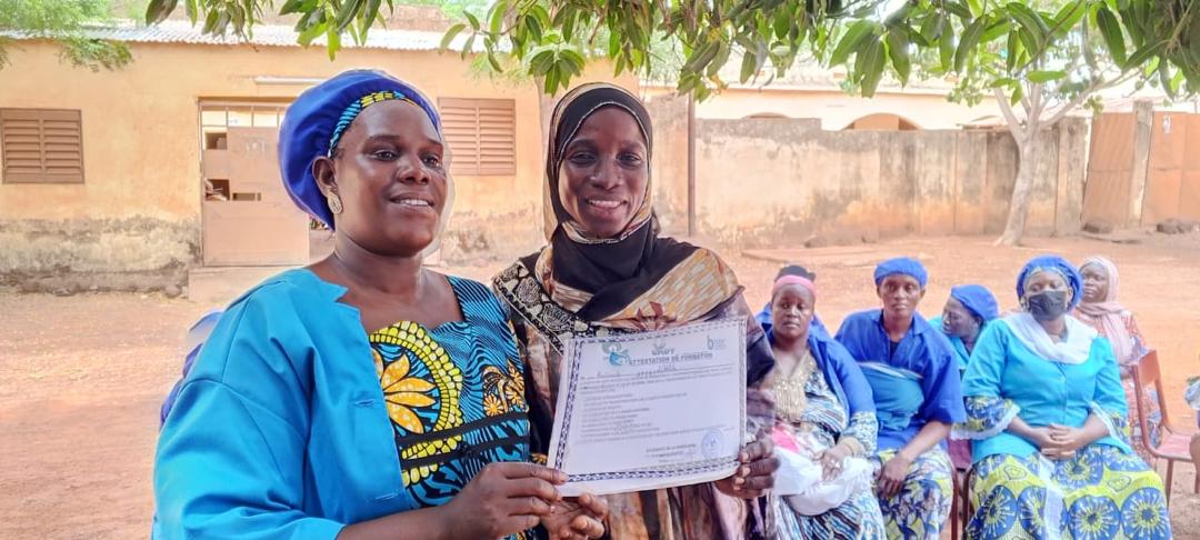 la remise des attestation aux participantes