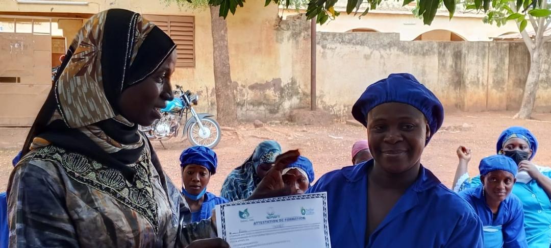 la remise des attestation aux participantes