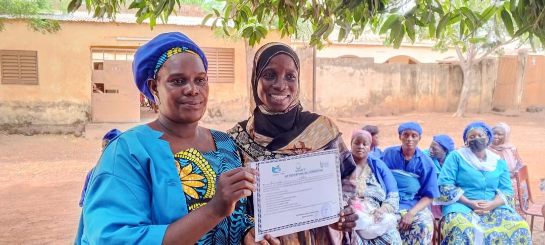 la remise des attestation aux participantes