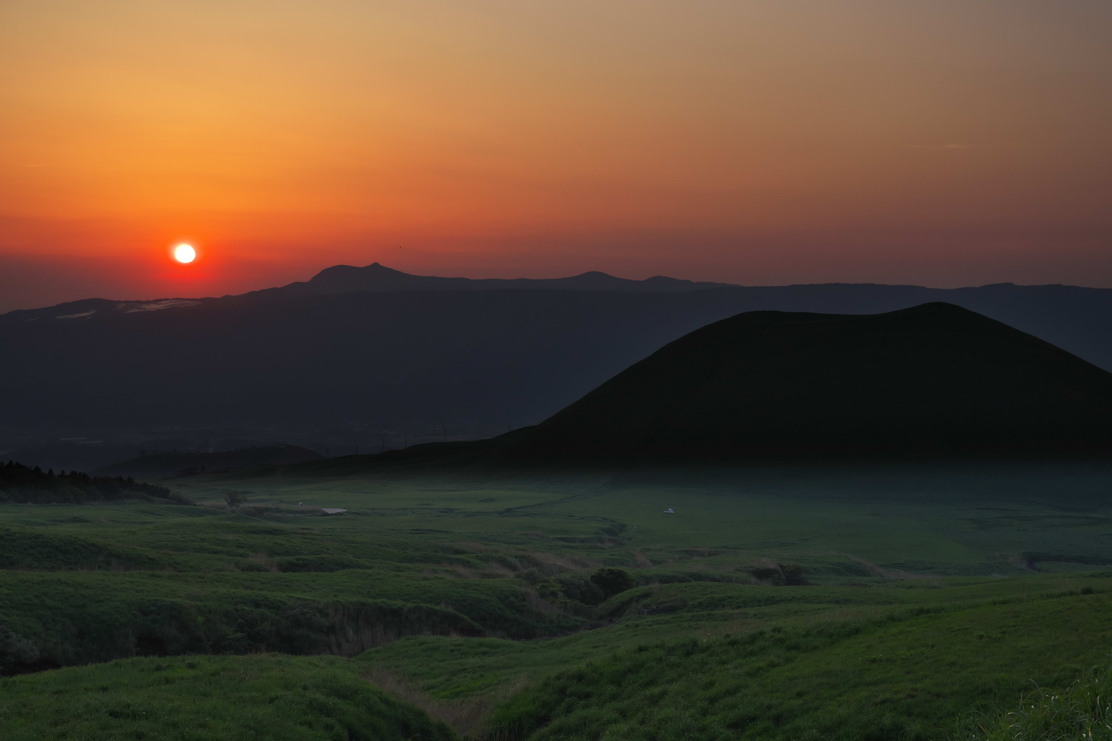 Sunset by yuunn1217 in 阿蘇市, 日本 — 米塚に落ちる夕陽