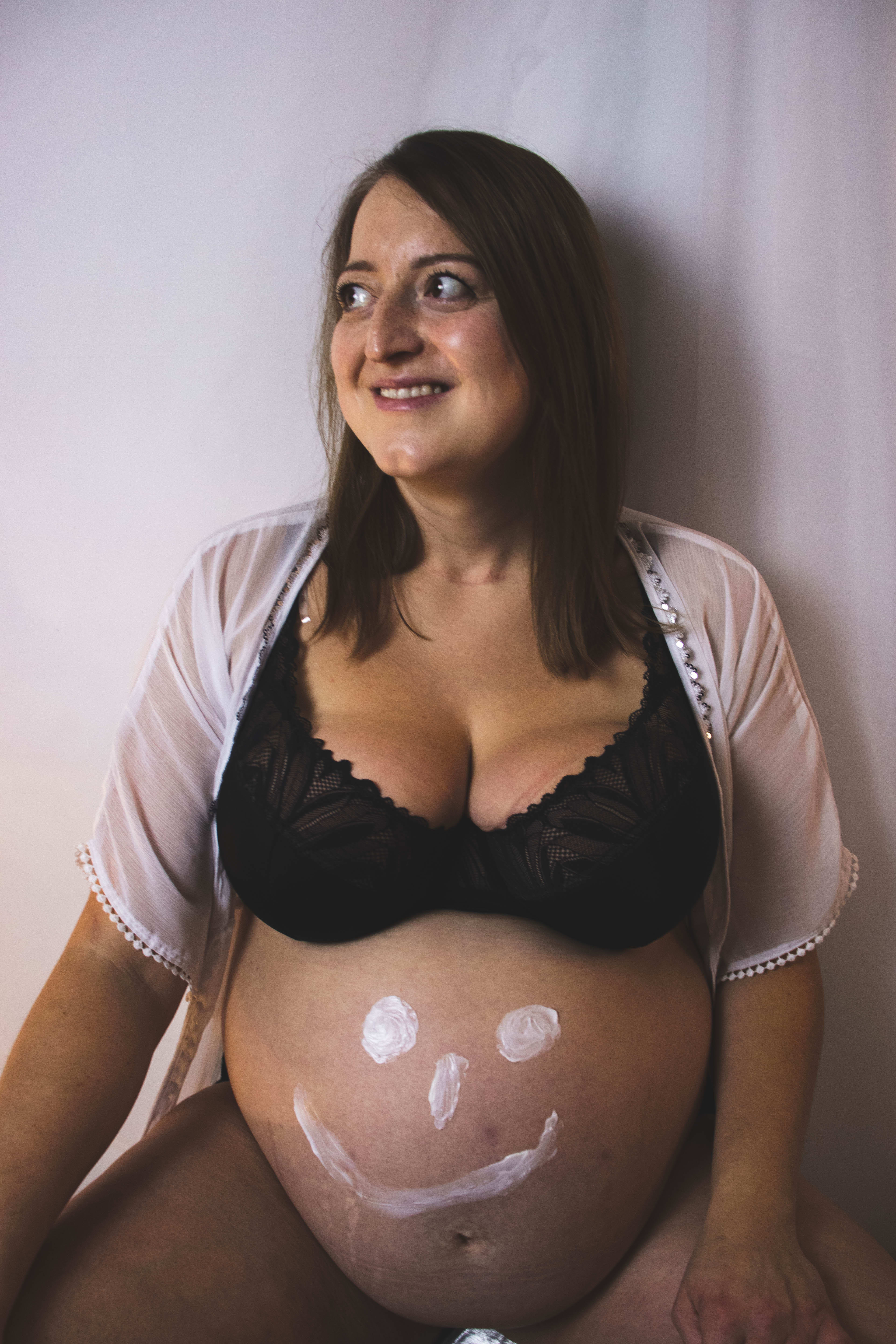 sesa_ciazowa_usmiechnieta_kobieta_w_ciazy