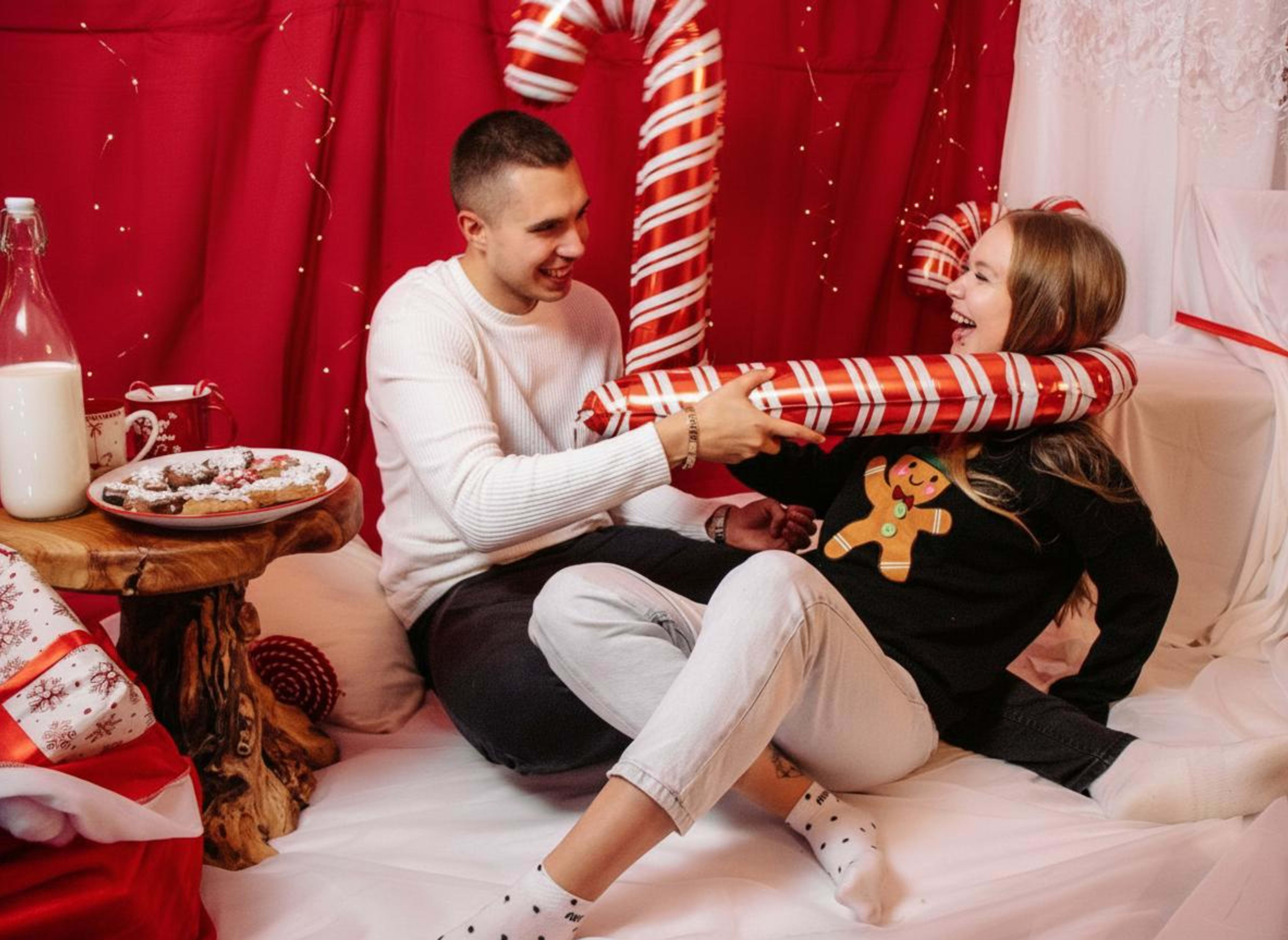 Sesja okolicznościowa w dniu Bożego Narodzenia w studio domowym.