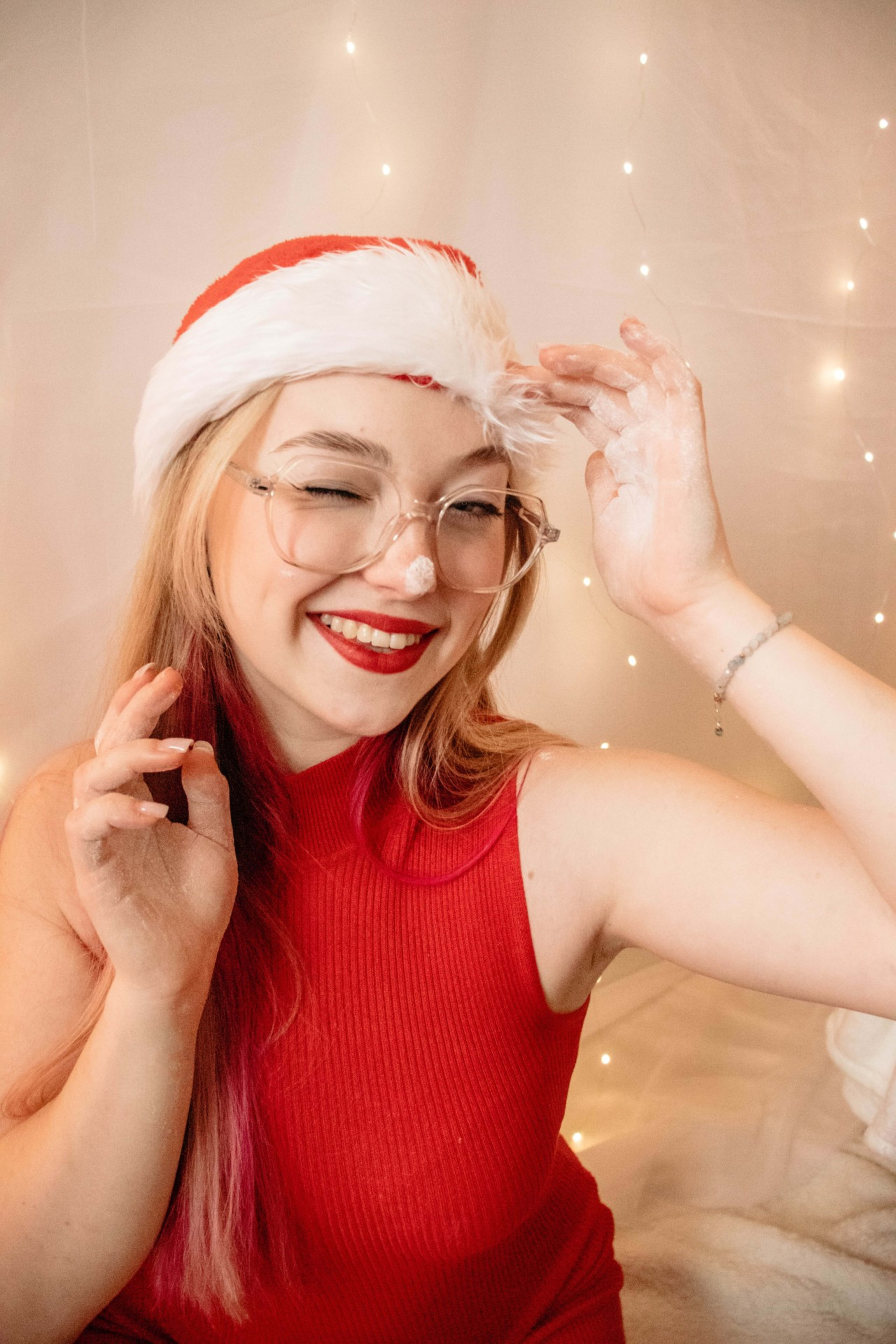 Dziewczyna w stroju mikolaja w studio fotograficznym Wejherowo.