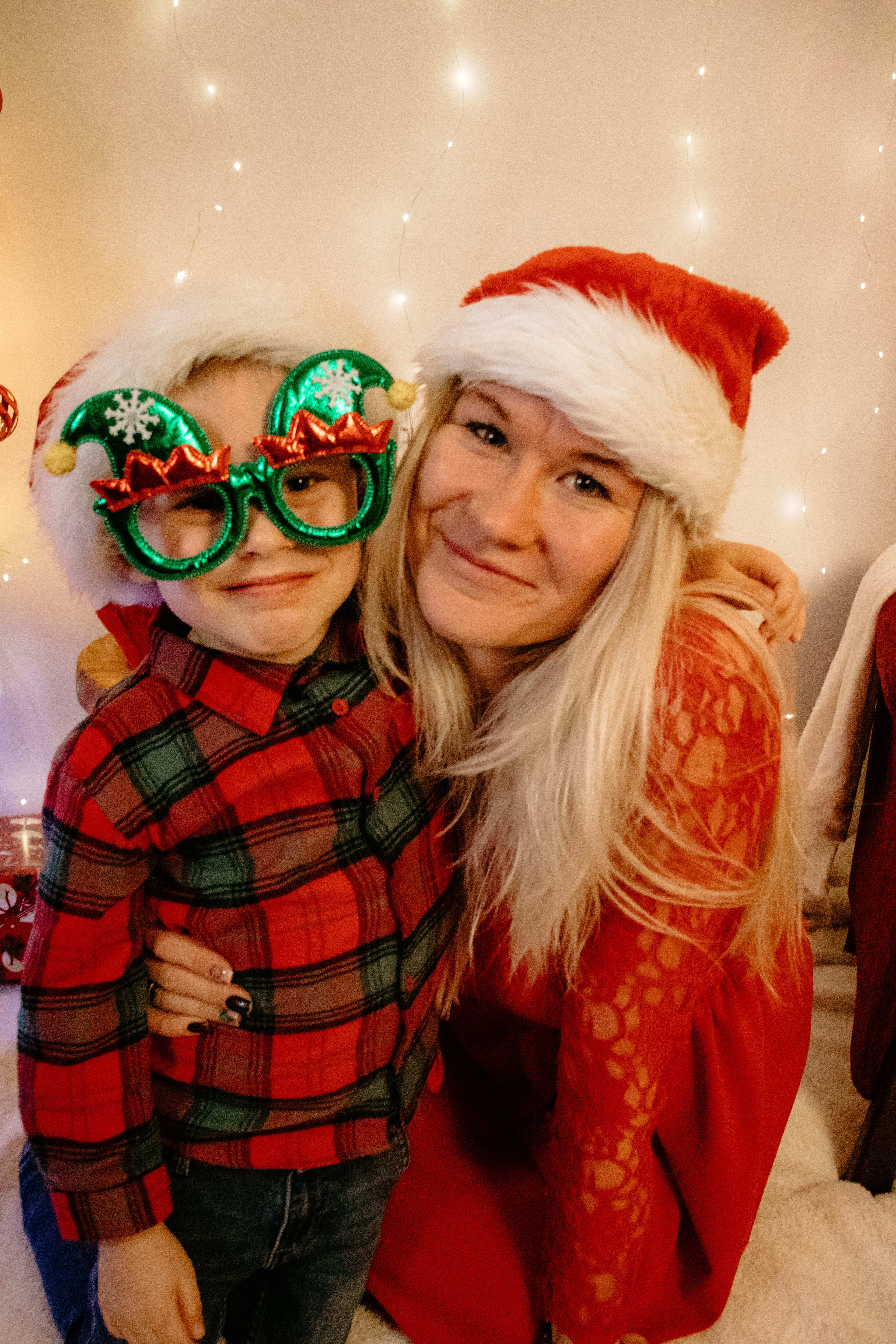 Mama z synkiem w wspolnych chwilach zabawy w domowym studio.