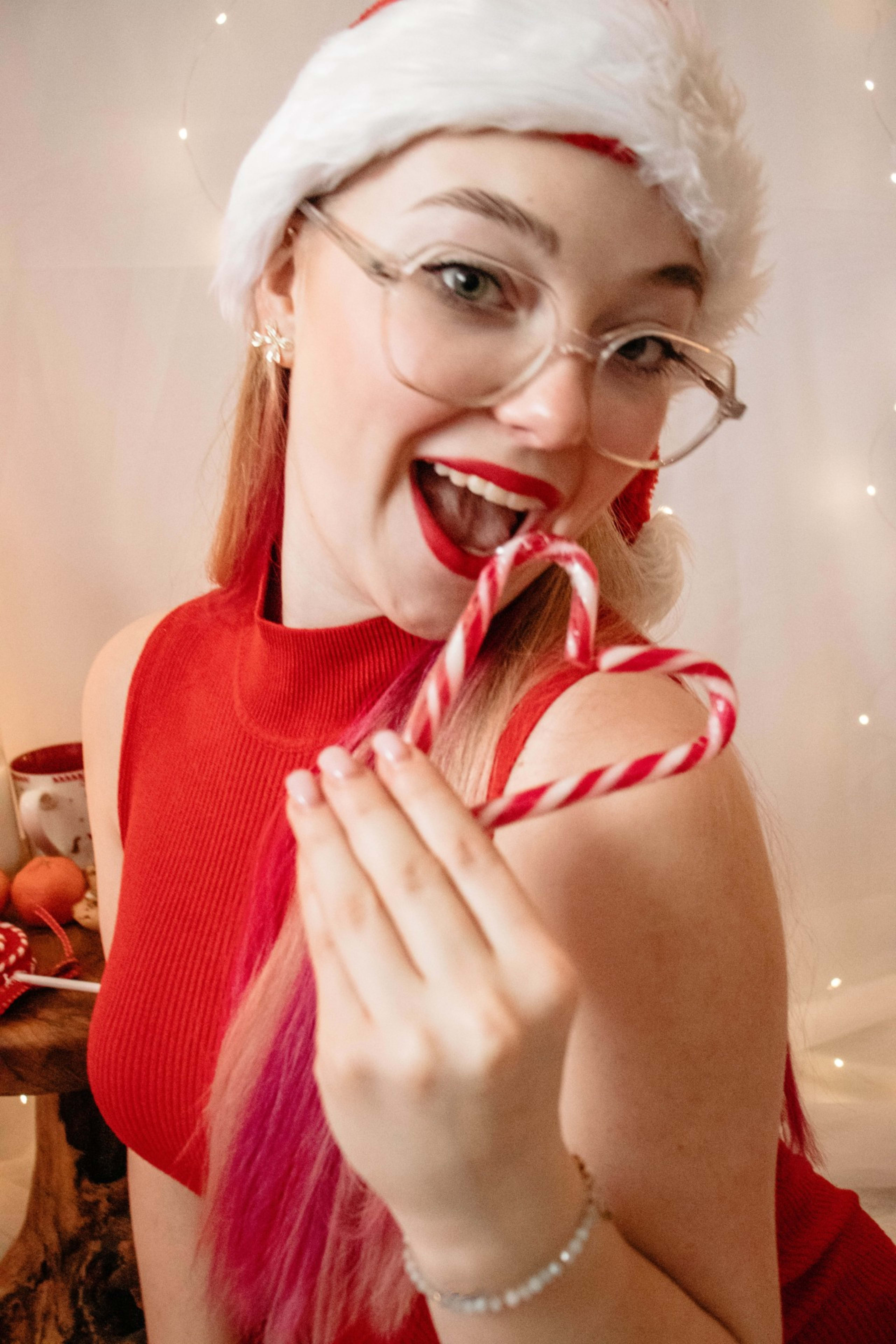 Uśmiechnięta dziewczyna w stroju mikolajkowym w studio fotograficznym Zaczarowany Kadr.