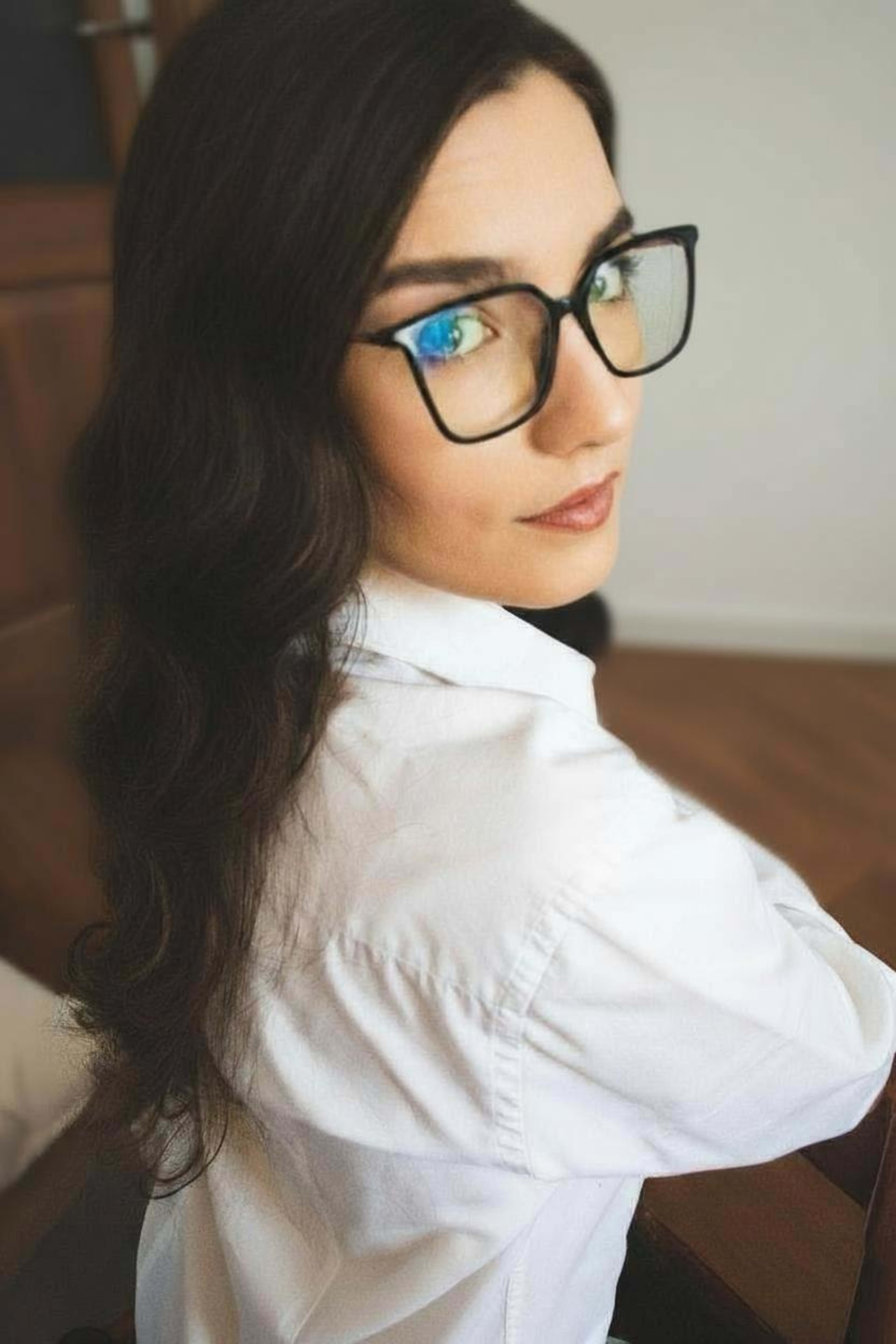 Kobieta w okularach na sesji biznesowej u fotografa w Trojmiescie i okolicach.