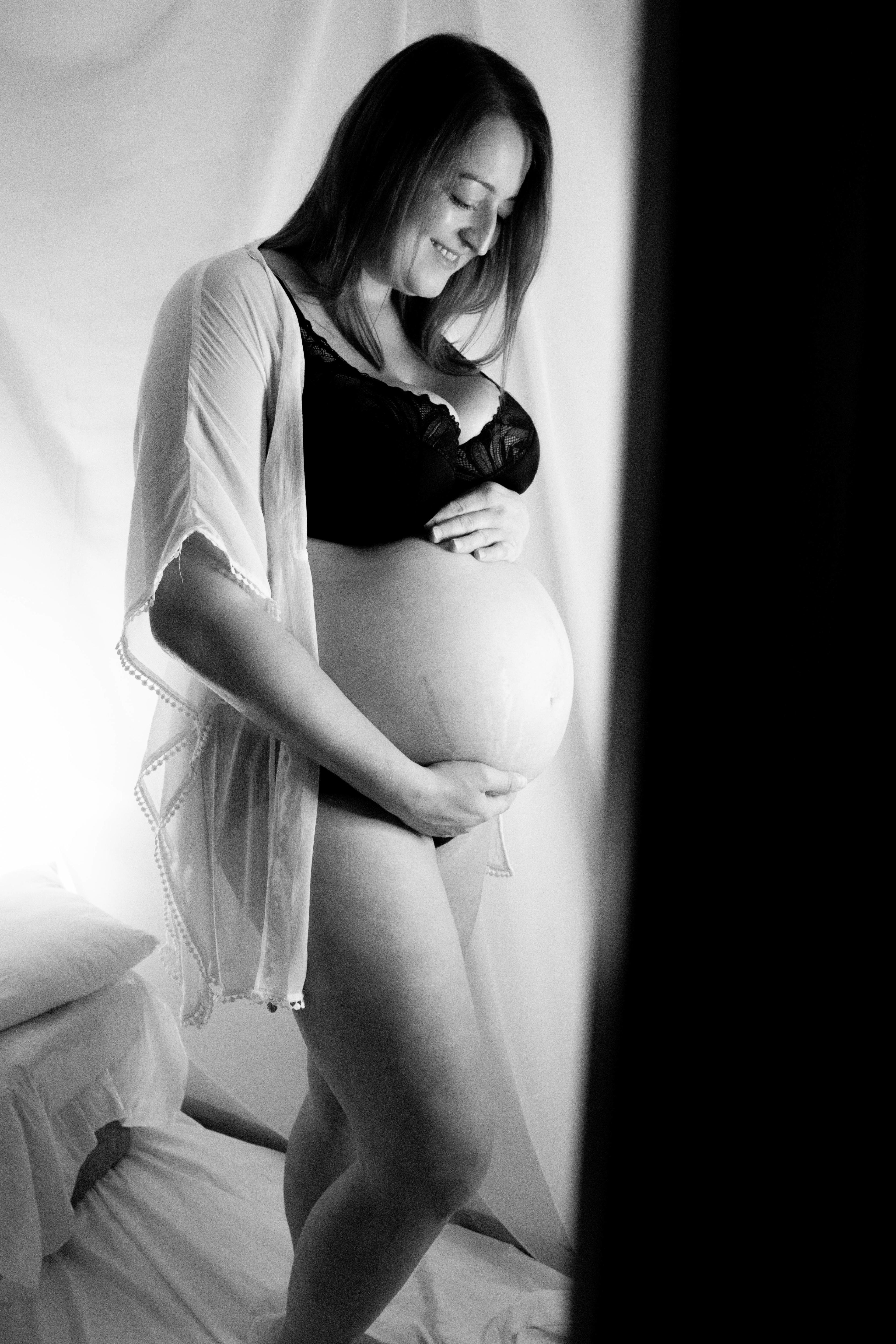 Sesja w domowym studio. W  obiektywie kobieta w ciazy , pelna energii.