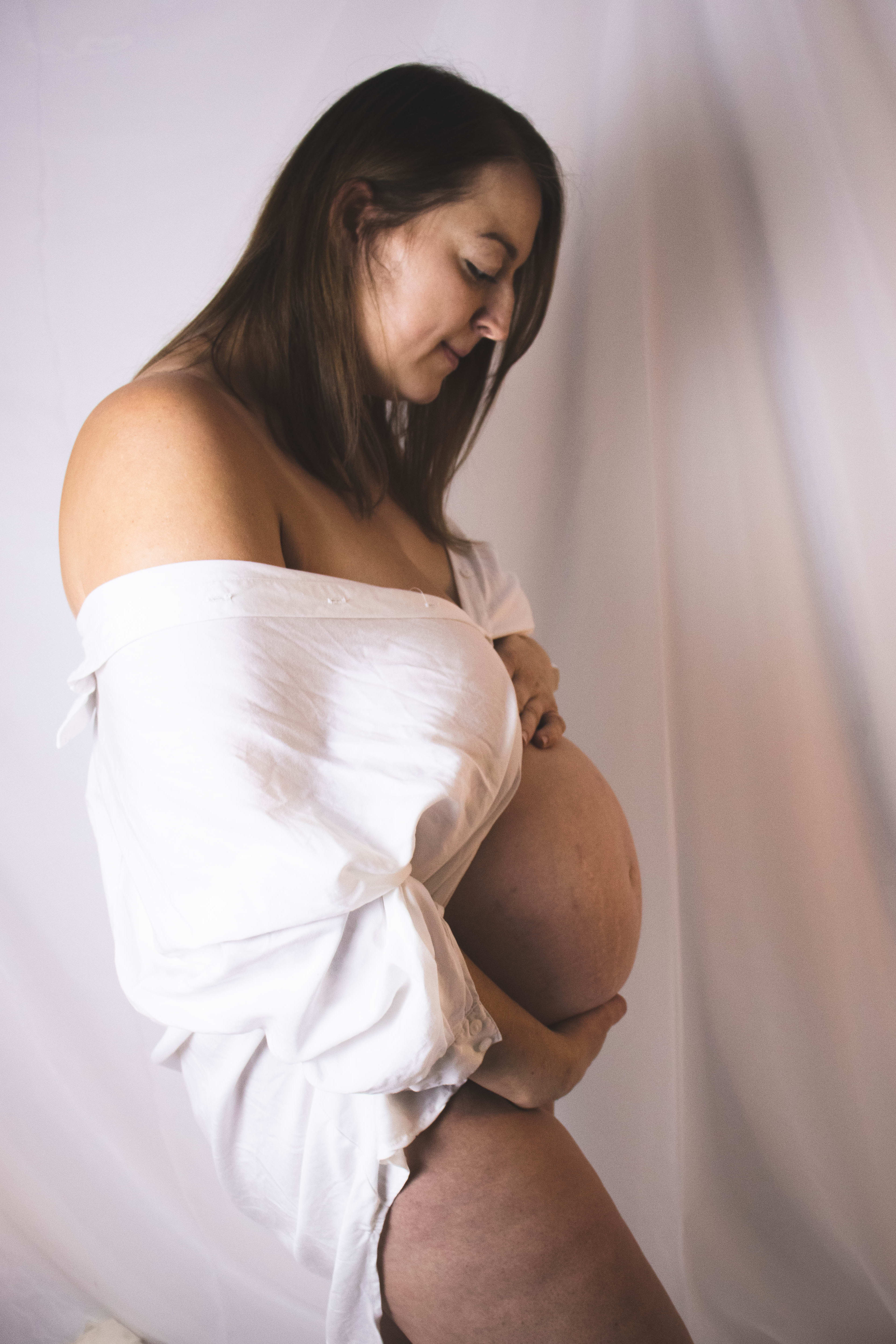 Sesja ciazowa w domowym studio. Kobieta w 9 miesiacu ciazy.